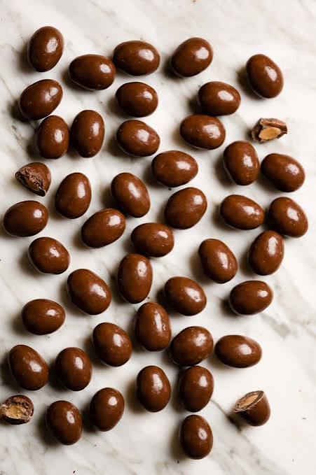 Everfresh Milk Chocolate Almond Bulk 8kg
